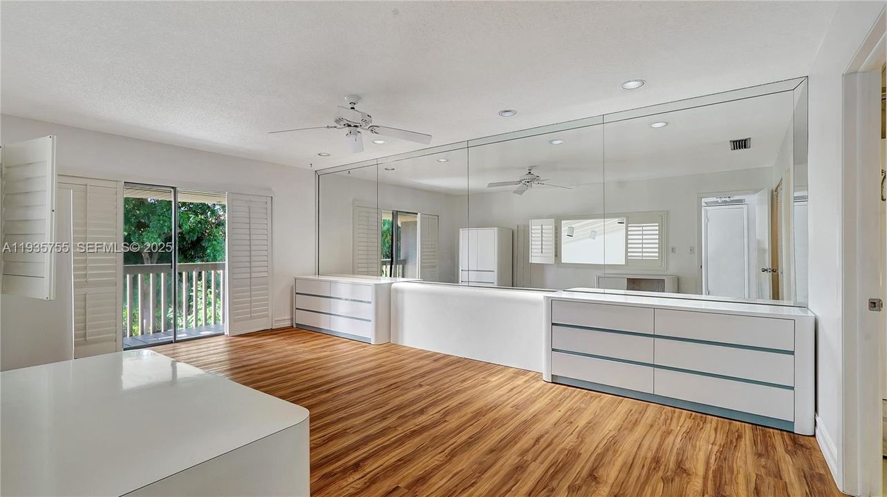 出租: $3,800 (3 贝兹, 2 浴室, 2350 平方英尺)