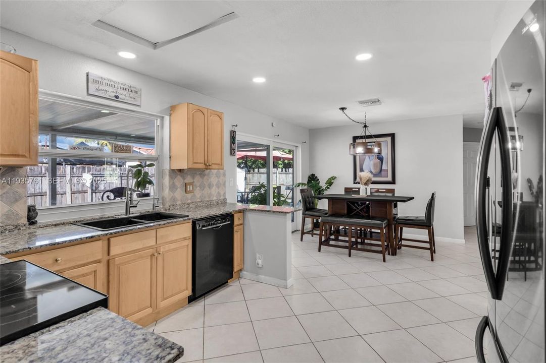 В аренду: $3,995 (3 спален, 2 ванн, 1193 Квадратных фут)