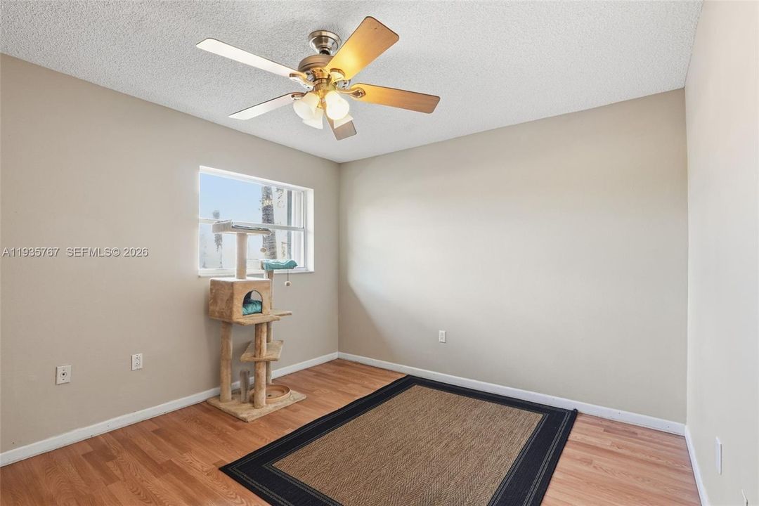For Sale: $349,900 (2 beds, 1 baths, 1024 Square Feet)
