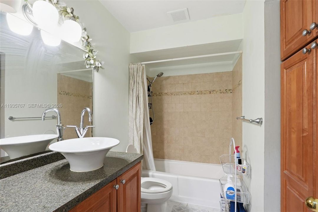 For Sale: $349,900 (2 beds, 1 baths, 1024 Square Feet)