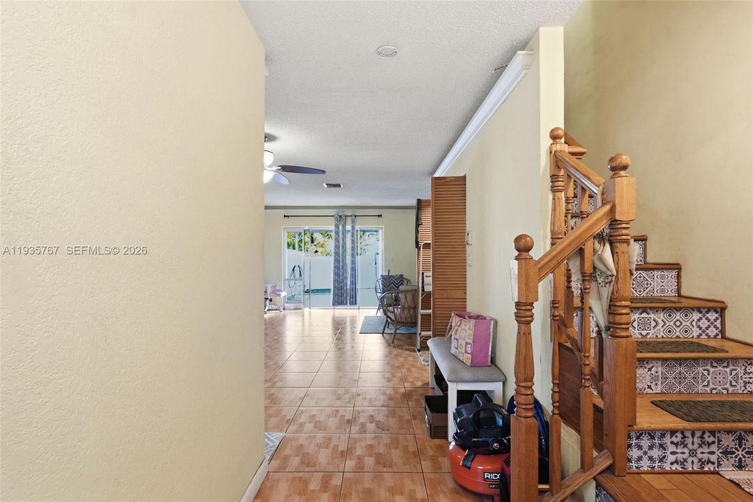 For Sale: $349,900 (2 beds, 1 baths, 1024 Square Feet)