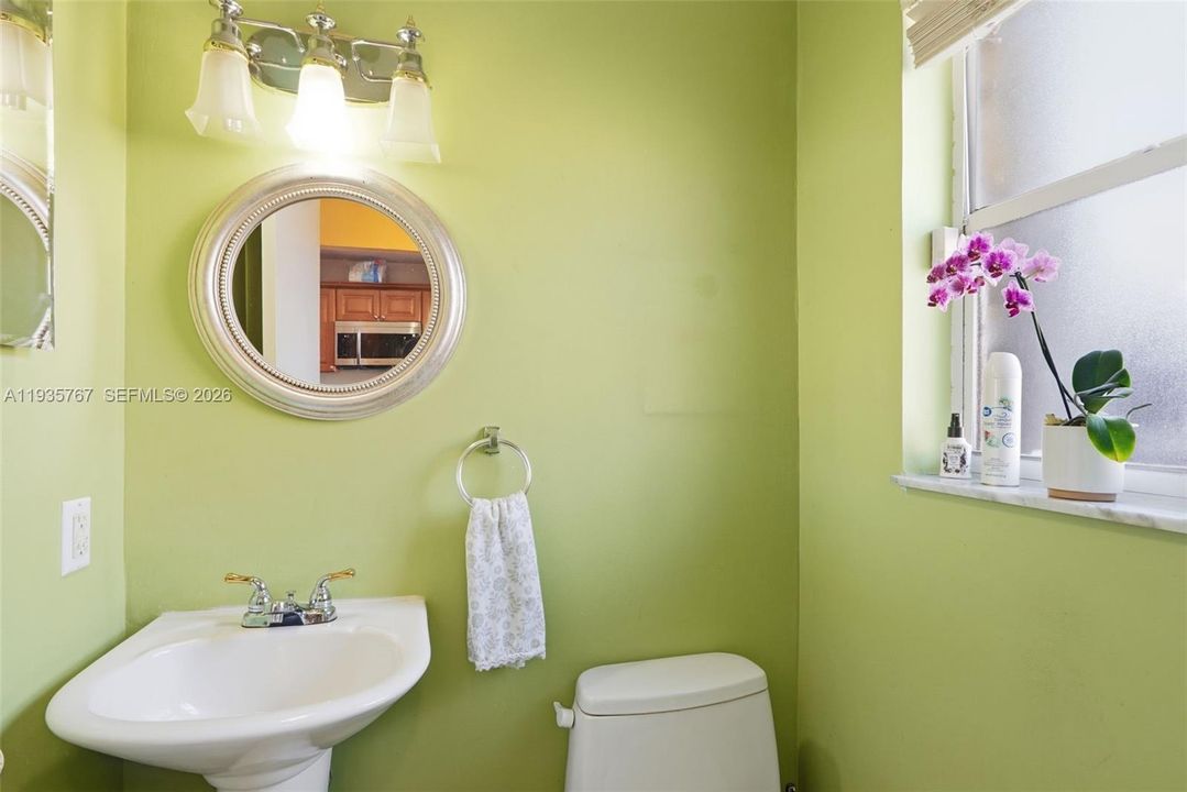 For Sale: $349,900 (2 beds, 1 baths, 1024 Square Feet)