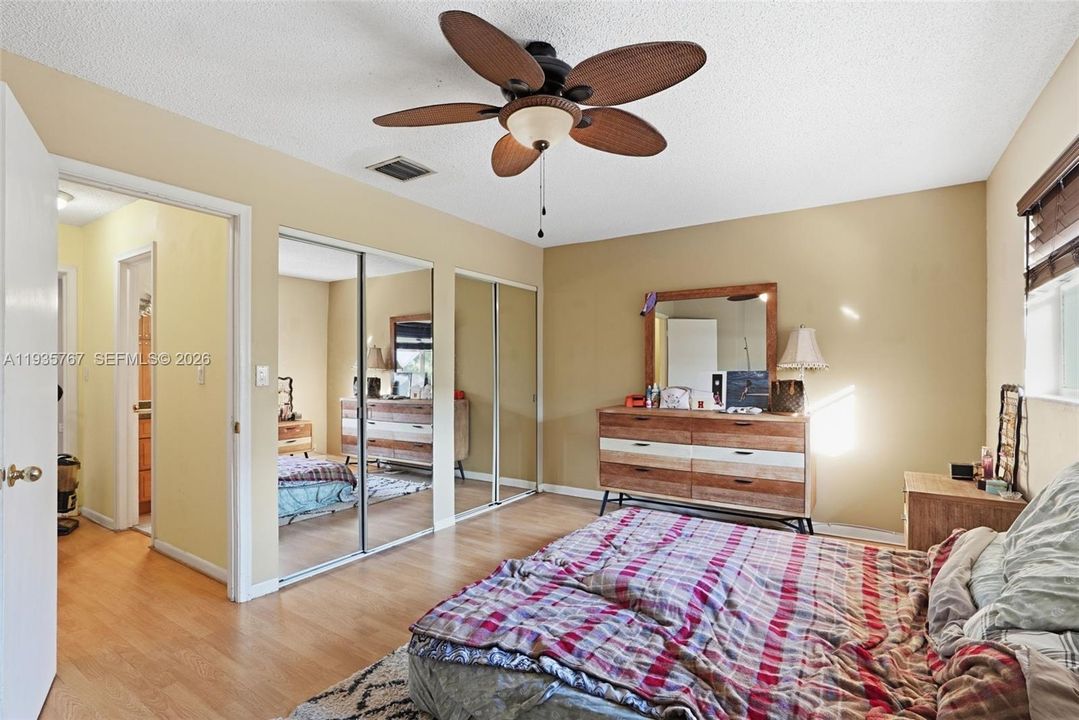 For Sale: $349,900 (2 beds, 1 baths, 1024 Square Feet)