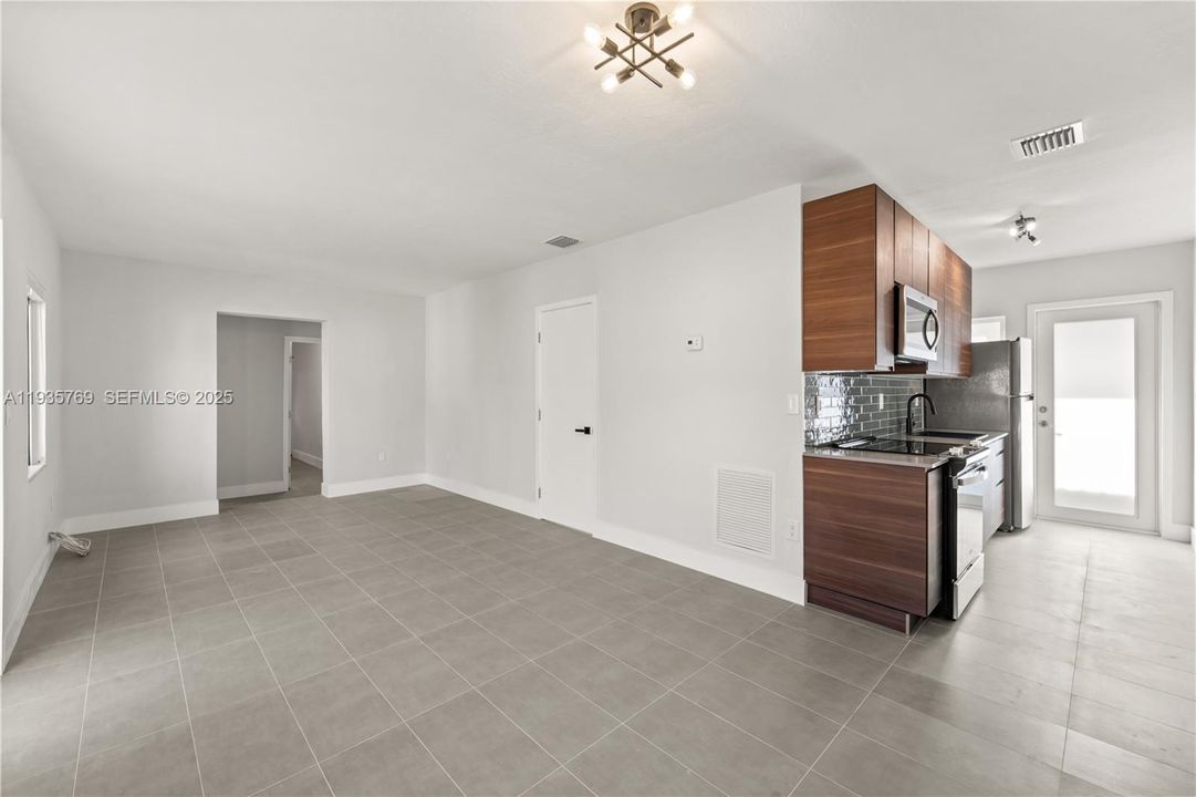 出租: $3,550 (3 贝兹, 2 浴室, 1644 平方英尺)