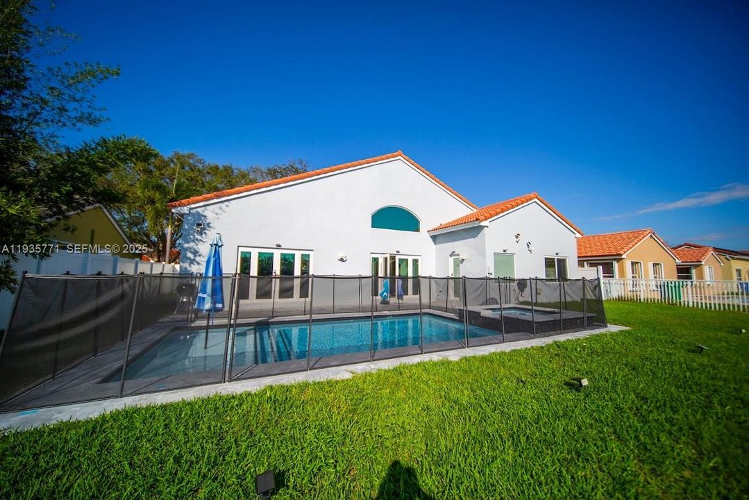 For Sale: $1,100,000 (4 beds, 2 baths, 2378 Square Feet)