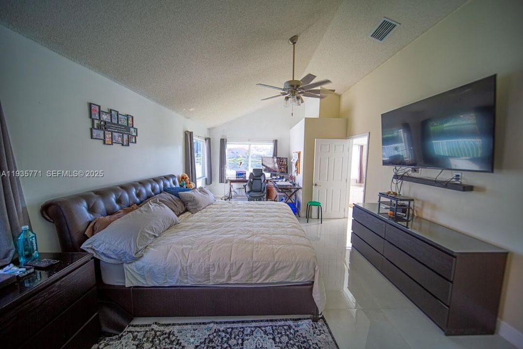 For Sale: $1,100,000 (4 beds, 2 baths, 2378 Square Feet)