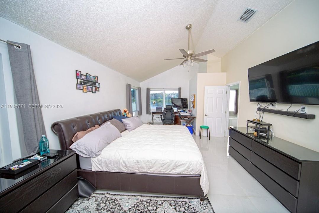 For Sale: $1,100,000 (4 beds, 2 baths, 2378 Square Feet)