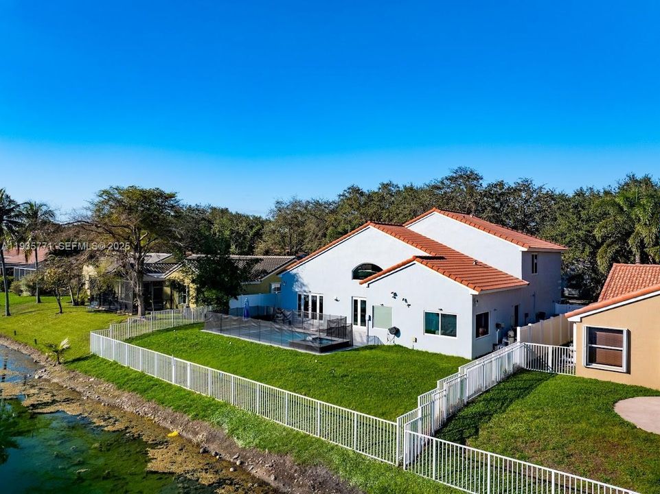 For Sale: $1,100,000 (4 beds, 2 baths, 2378 Square Feet)