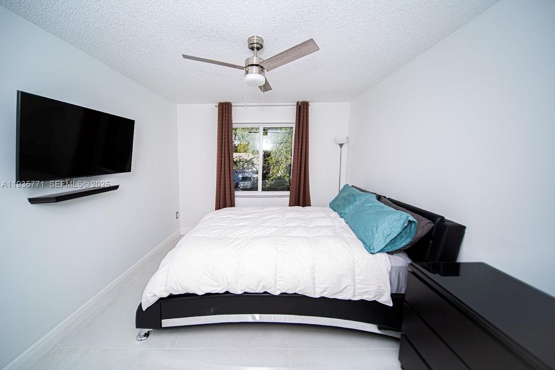 For Sale: $1,100,000 (4 beds, 2 baths, 2378 Square Feet)