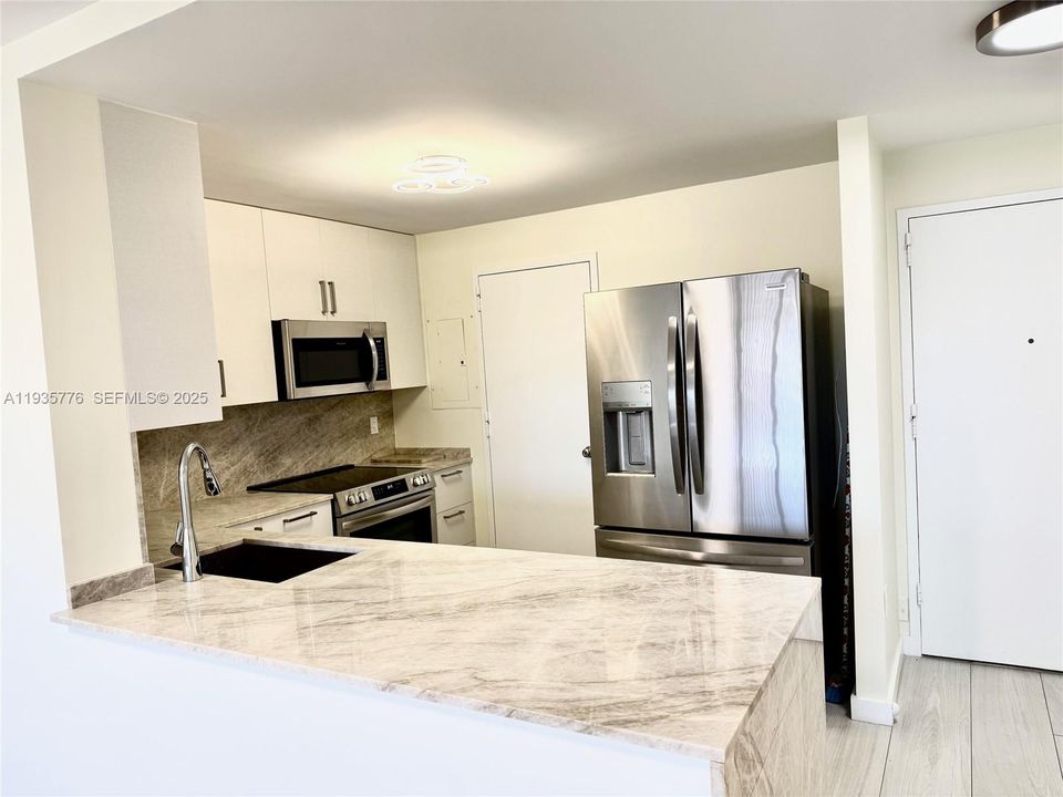 待售: $245,000 (1 贝兹, 1 浴室, 925 平方英尺)