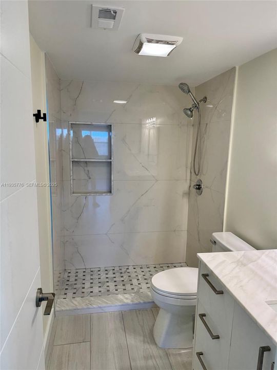 待售: $245,000 (1 贝兹, 1 浴室, 925 平方英尺)