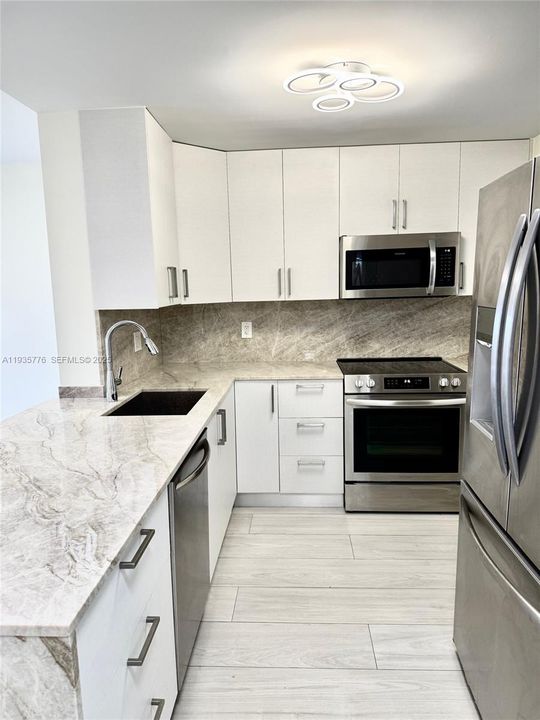 待售: $245,000 (1 贝兹, 1 浴室, 925 平方英尺)