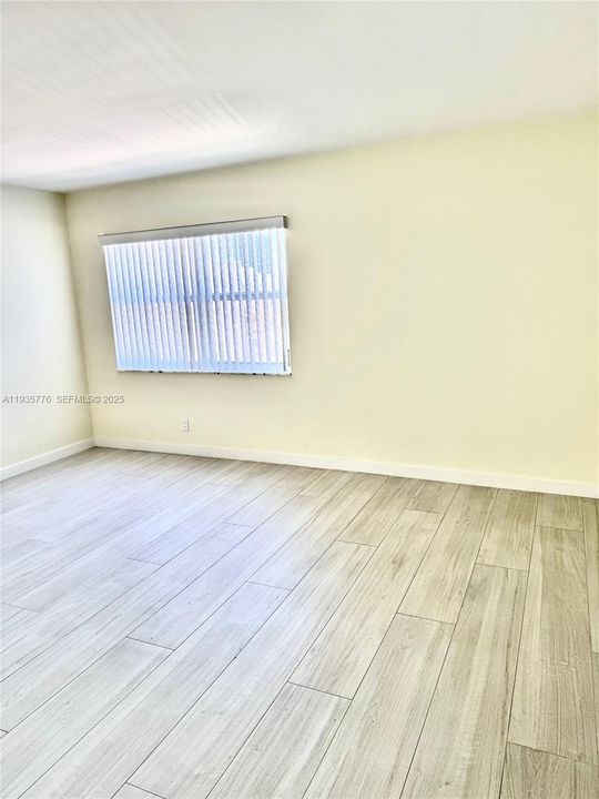 待售: $245,000 (1 贝兹, 1 浴室, 925 平方英尺)