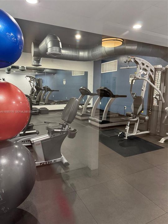 待售: $245,000 (1 贝兹, 1 浴室, 925 平方英尺)