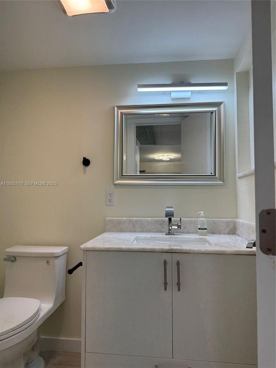 待售: $245,000 (1 贝兹, 1 浴室, 925 平方英尺)