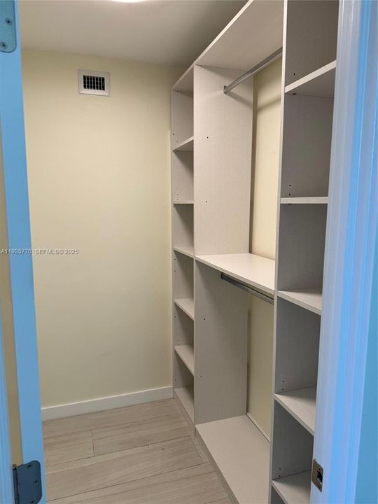 待售: $245,000 (1 贝兹, 1 浴室, 925 平方英尺)