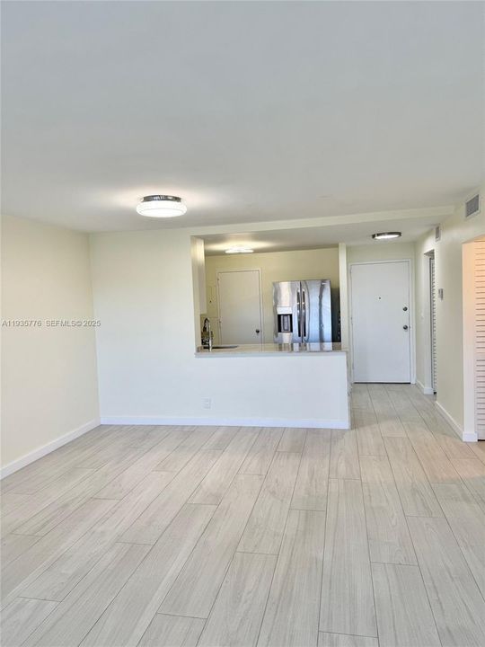 待售: $245,000 (1 贝兹, 1 浴室, 925 平方英尺)