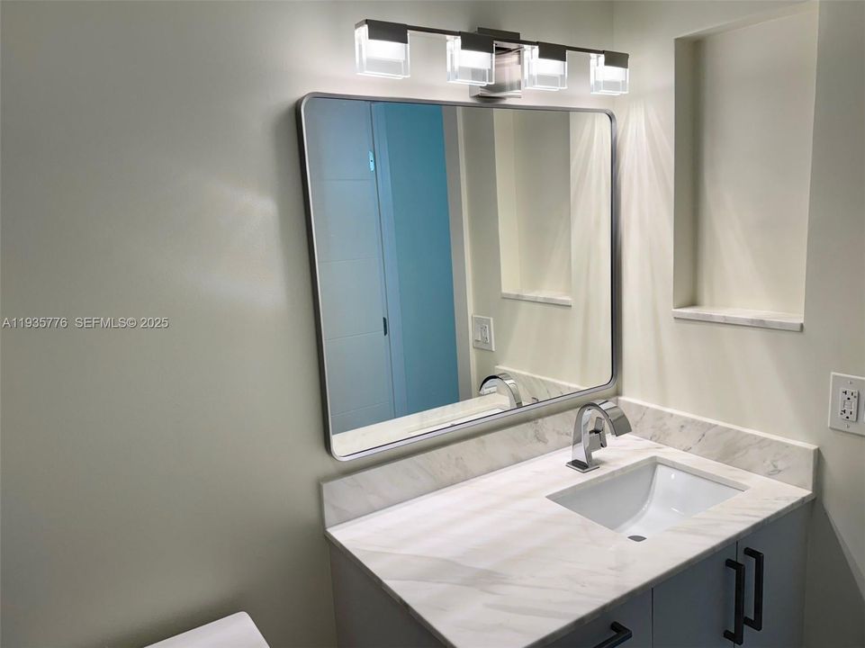 待售: $245,000 (1 贝兹, 1 浴室, 925 平方英尺)