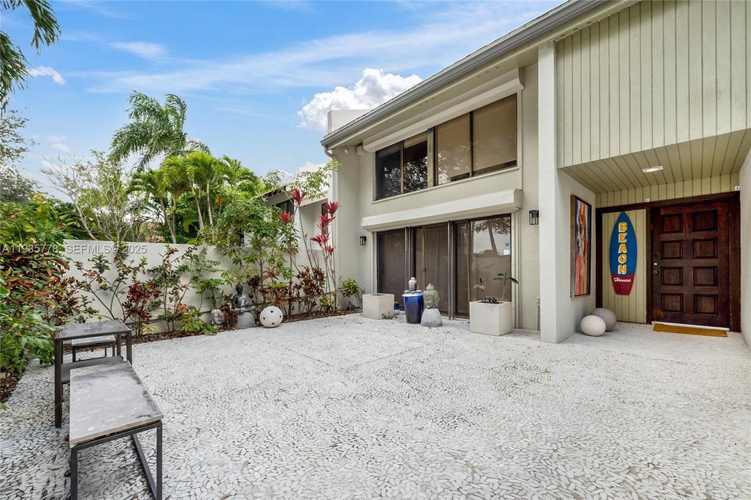 En Venta: $945,000 (3 camas, 2 baños, 2200 Pies cuadrados)