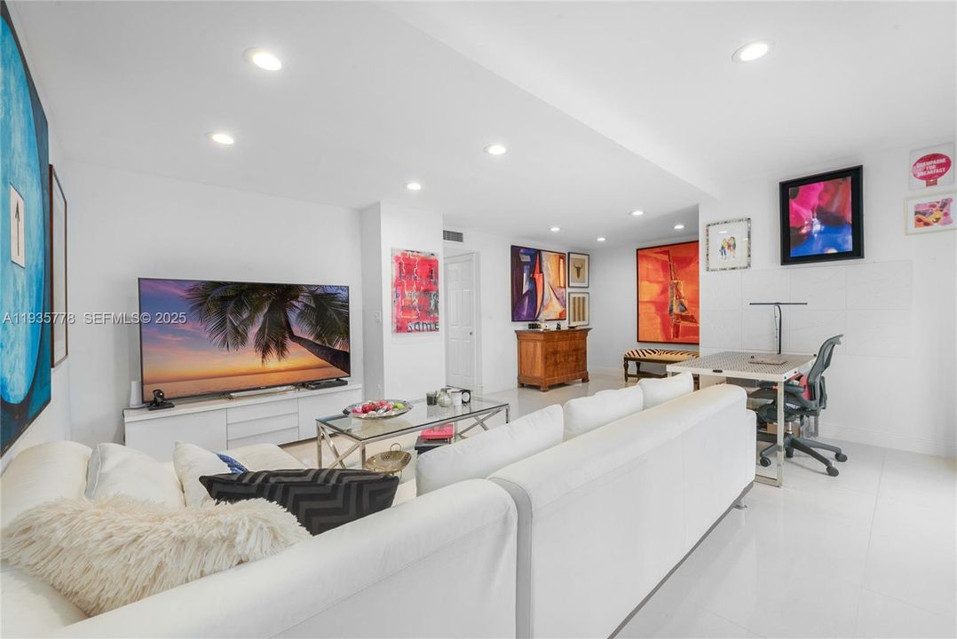 En Venta: $945,000 (3 camas, 2 baños, 2200 Pies cuadrados)