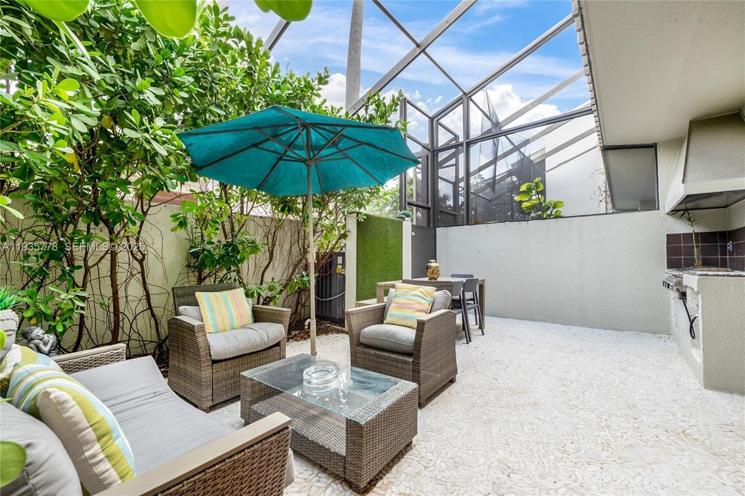 En Venta: $945,000 (3 camas, 2 baños, 2200 Pies cuadrados)