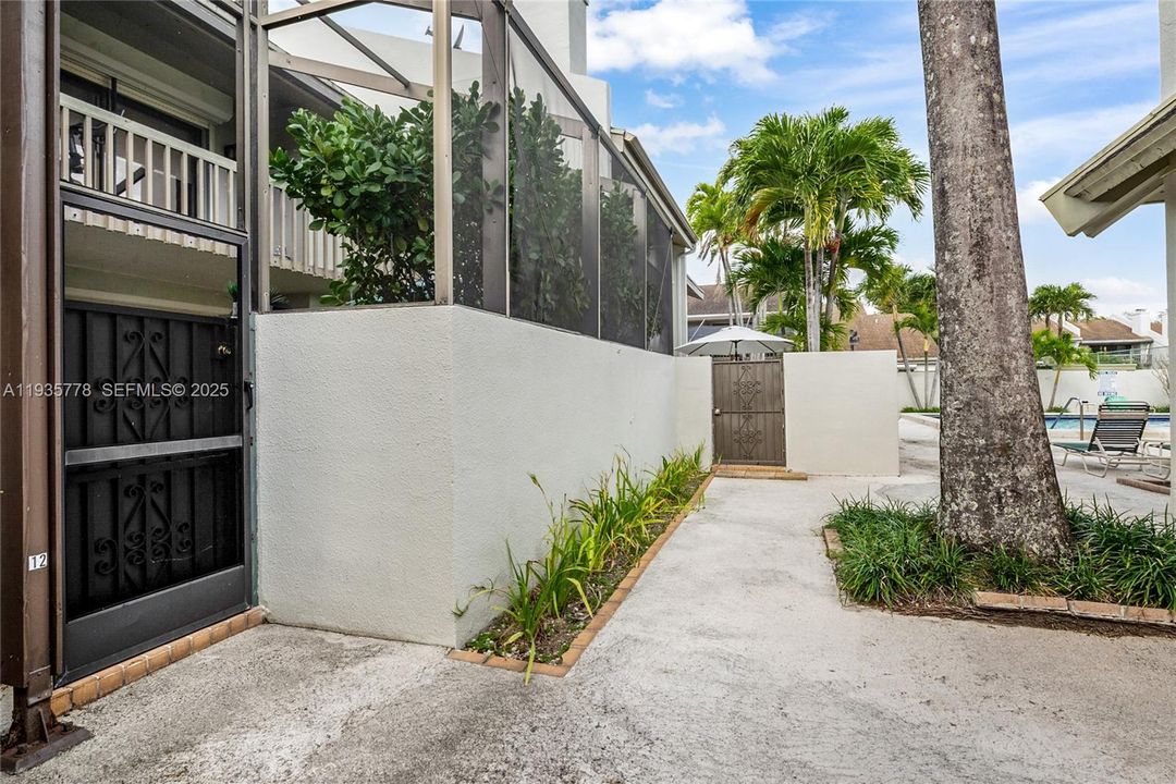 En Venta: $945,000 (3 camas, 2 baños, 2200 Pies cuadrados)