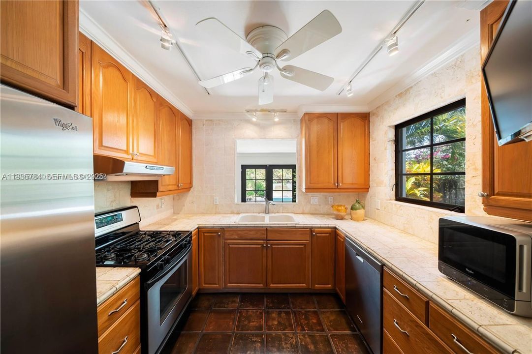 На продажу: $2,250,000 (4 спален, 3 ванн, 2361 Квадратных фут)