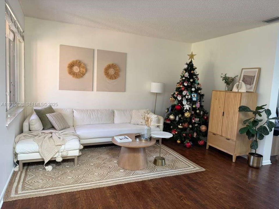 En Renta: $5,200 (4 camas, 2 baños, 2752 Pies cuadrados)