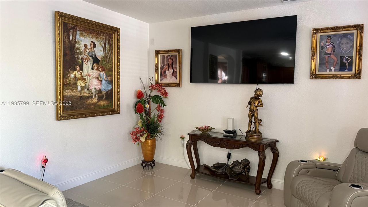 待售: $1,299,000 (5 贝兹, 5 浴室, 2460 平方英尺)