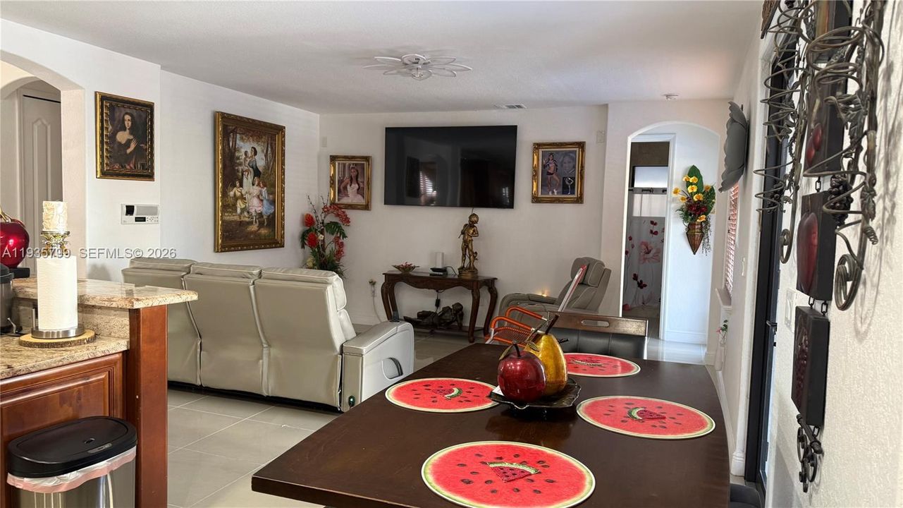 待售: $1,299,000 (5 贝兹, 5 浴室, 2460 平方英尺)