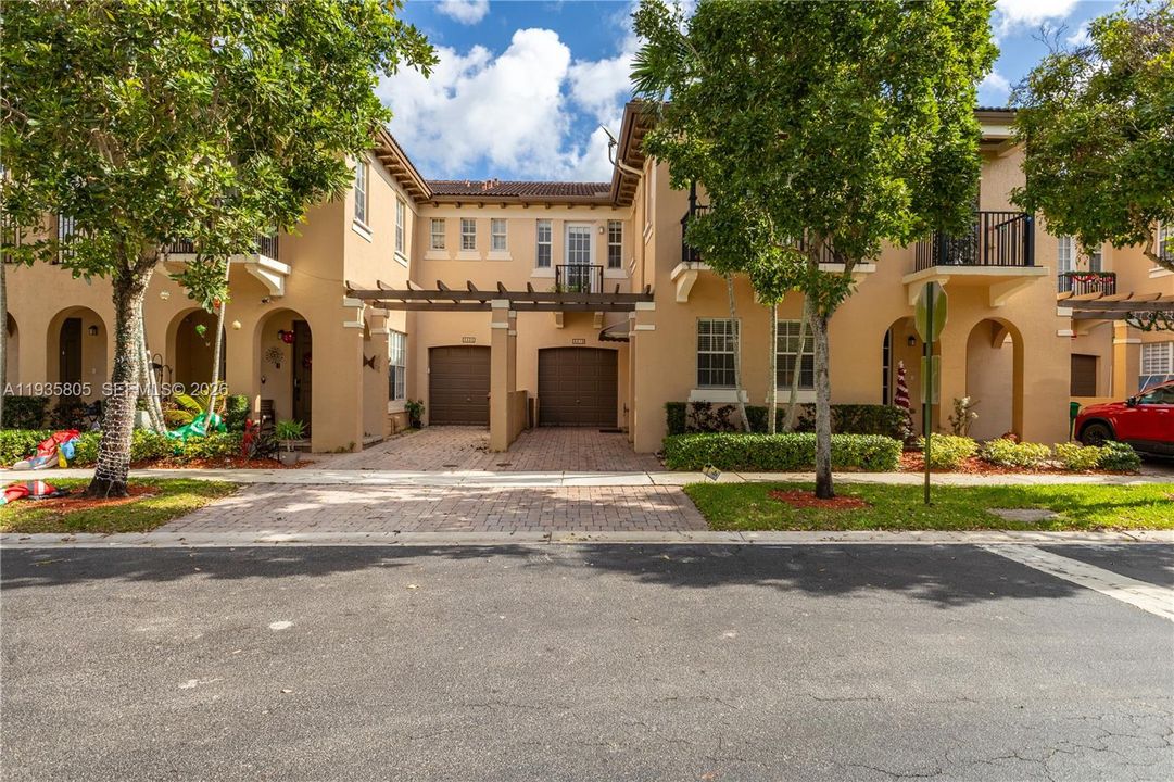 出租: $3,700 (3 贝兹, 3 浴室, 2070 平方英尺)