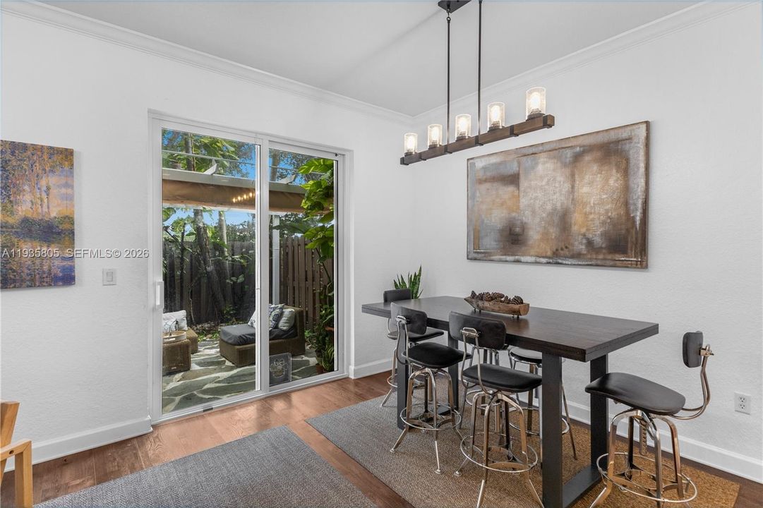 出租: $3,700 (3 贝兹, 3 浴室, 2070 平方英尺)