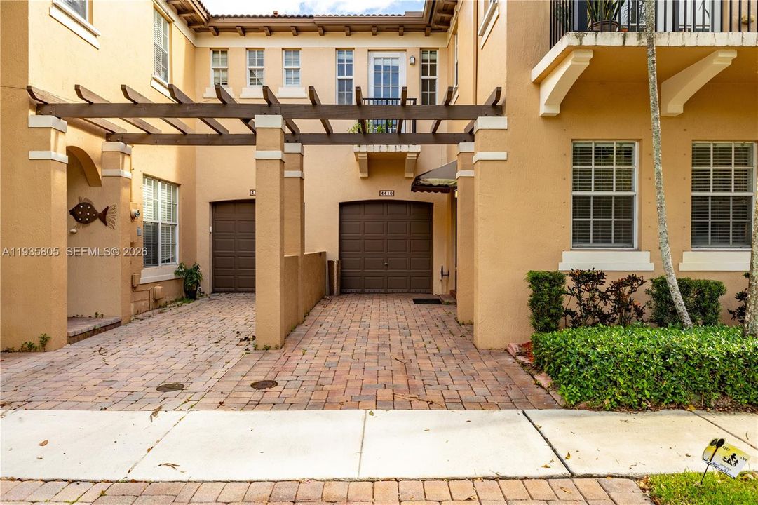 出租: $3,700 (3 贝兹, 3 浴室, 2070 平方英尺)