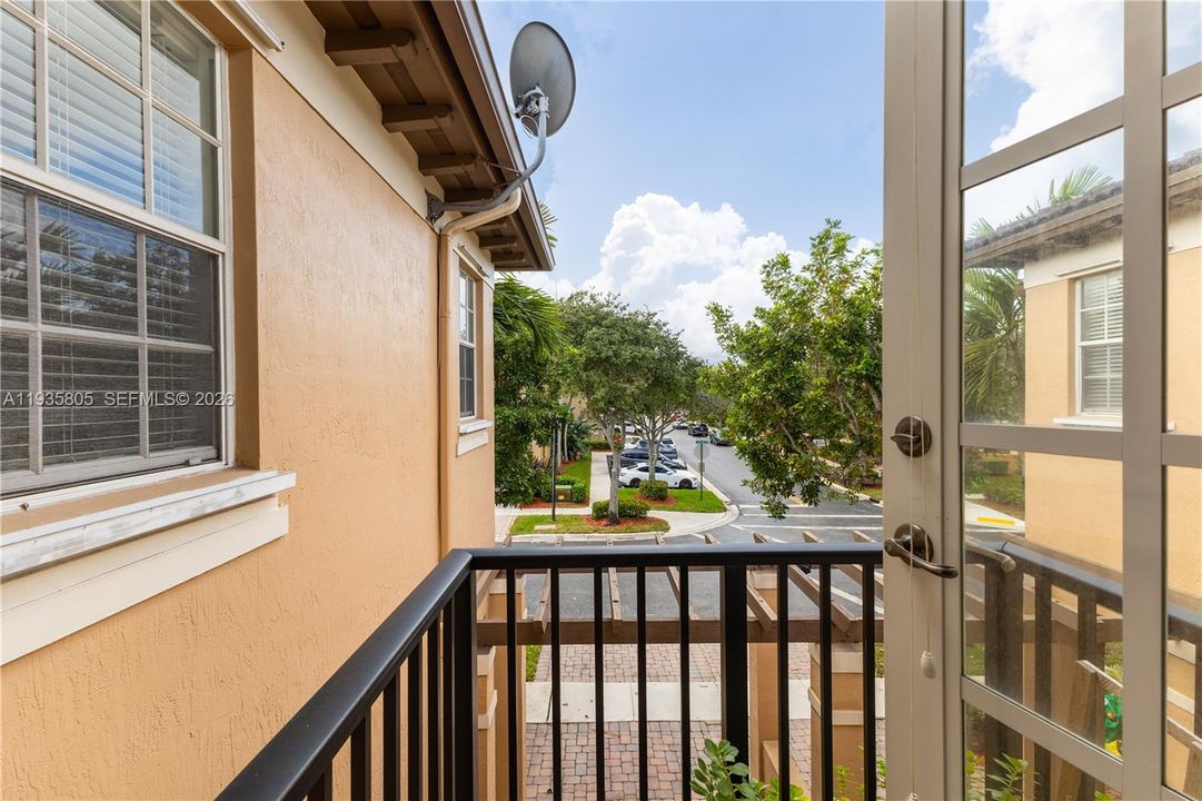 出租: $3,700 (3 贝兹, 3 浴室, 2070 平方英尺)