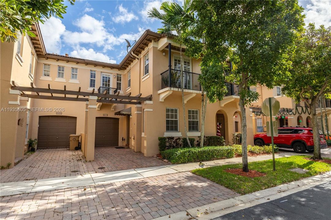 出租: $3,700 (3 贝兹, 3 浴室, 2070 平方英尺)