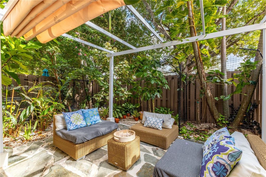 出租: $3,700 (3 贝兹, 3 浴室, 2070 平方英尺)