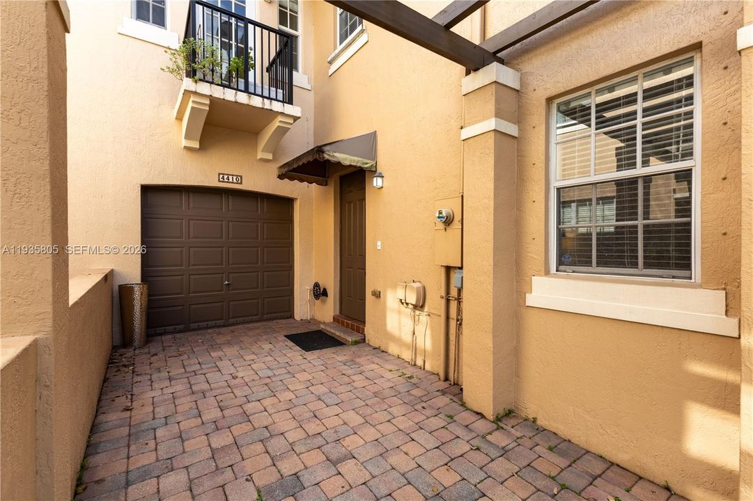 出租: $3,700 (3 贝兹, 3 浴室, 2070 平方英尺)