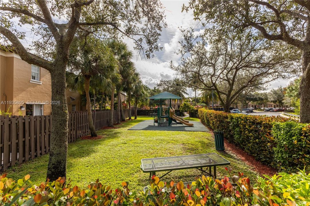 出租: $3,700 (3 贝兹, 3 浴室, 2070 平方英尺)