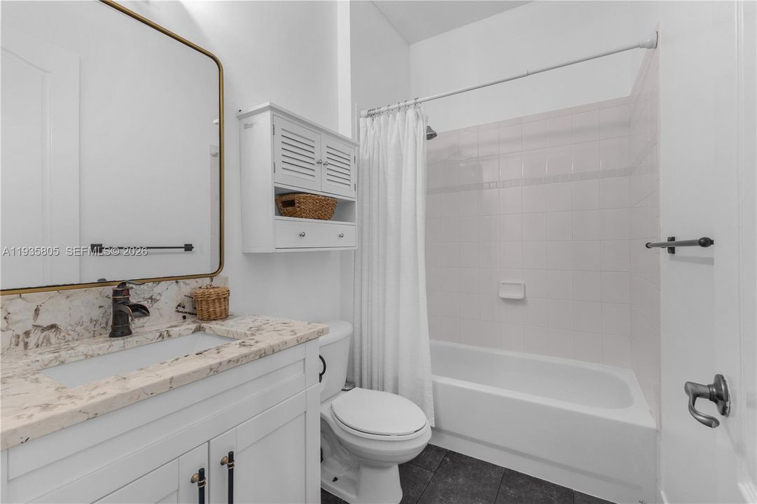 出租: $3,700 (3 贝兹, 3 浴室, 2070 平方英尺)