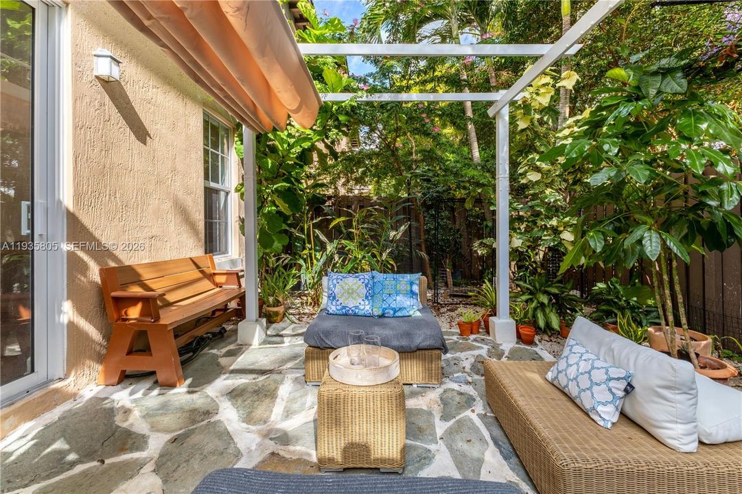 出租: $3,700 (3 贝兹, 3 浴室, 2070 平方英尺)