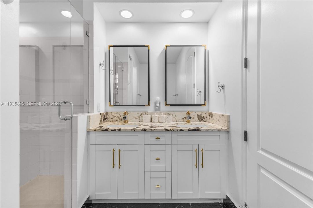 出租: $3,700 (3 贝兹, 3 浴室, 2070 平方英尺)