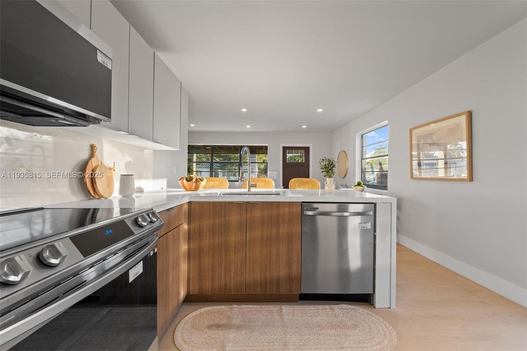 待售: $470,000 (3 贝兹, 1 浴室, 1007 平方英尺)