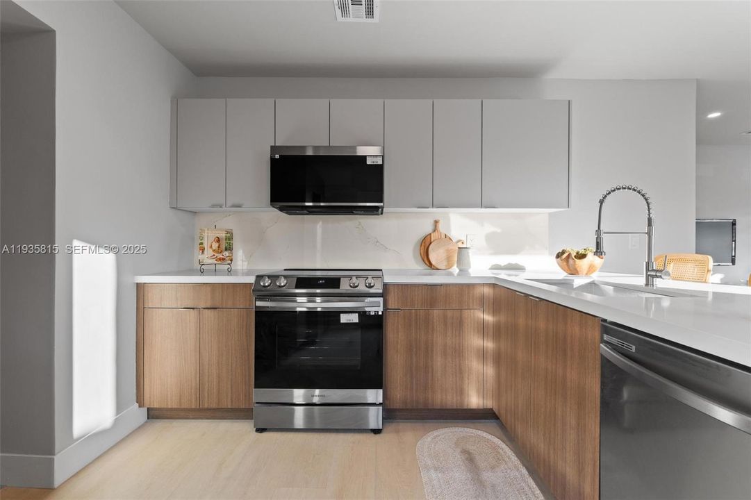 待售: $470,000 (3 贝兹, 1 浴室, 1007 平方英尺)