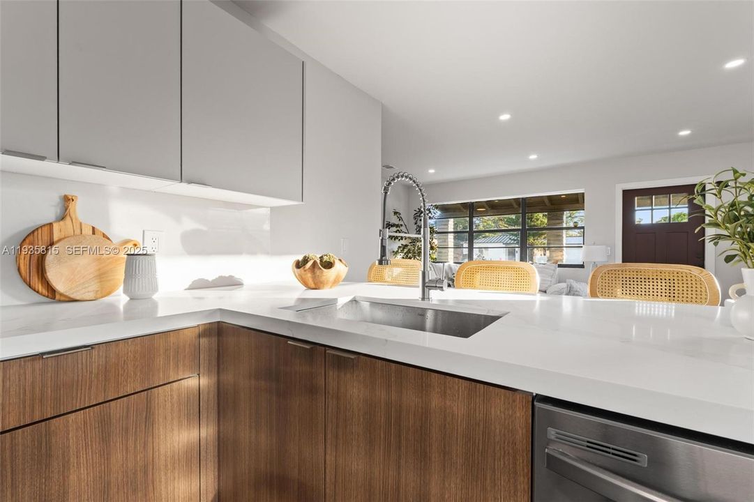 待售: $470,000 (3 贝兹, 1 浴室, 1007 平方英尺)