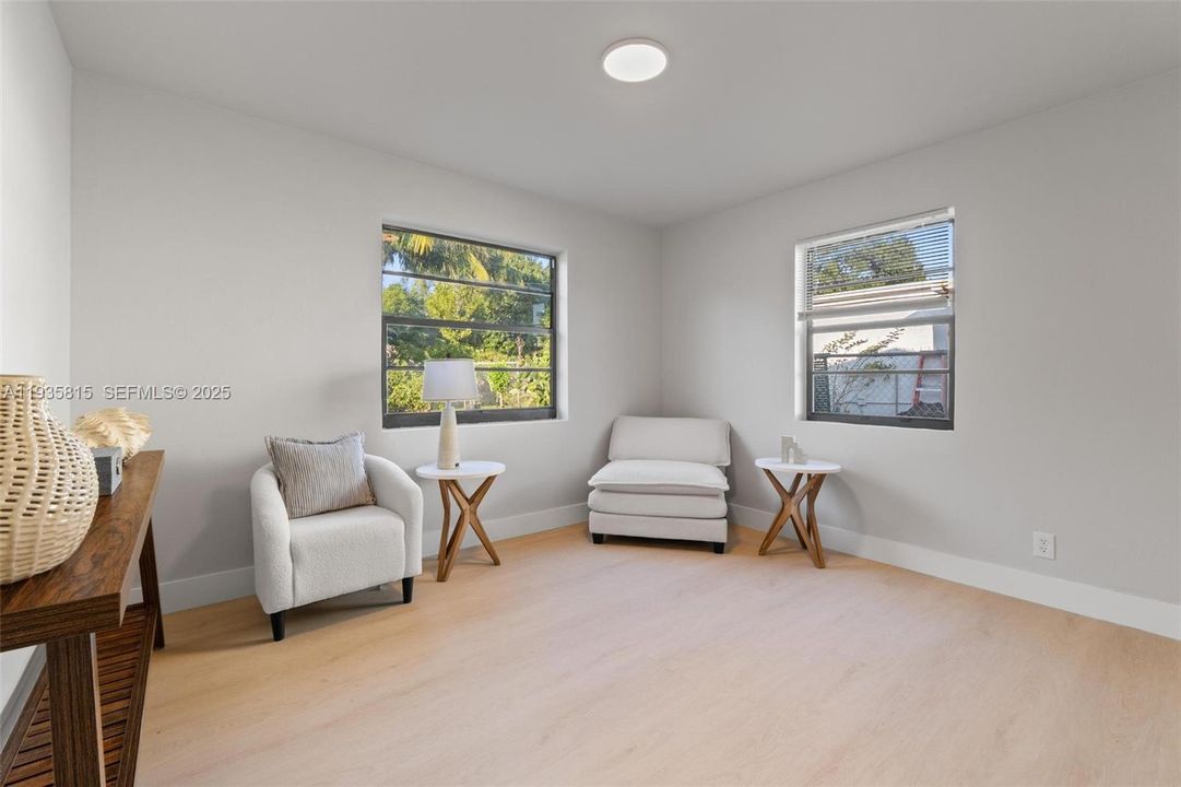 待售: $470,000 (3 贝兹, 1 浴室, 1007 平方英尺)