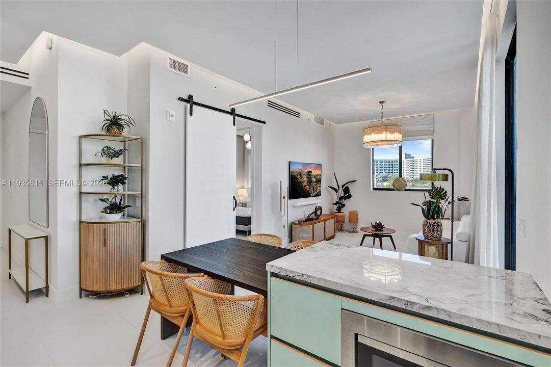 出租: $10,000 (2 贝兹, 2 浴室, 1101 平方英尺)