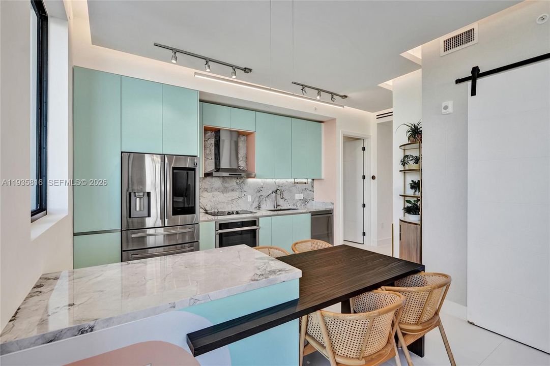 出租: $10,000 (2 贝兹, 2 浴室, 1101 平方英尺)