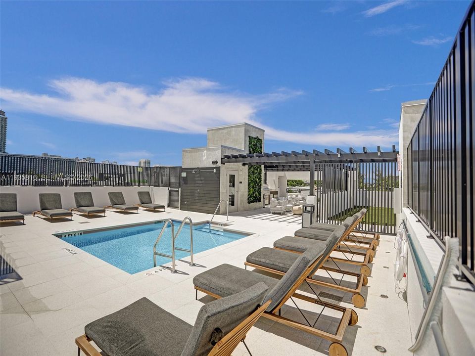 出租: $10,000 (2 贝兹, 2 浴室, 1101 平方英尺)