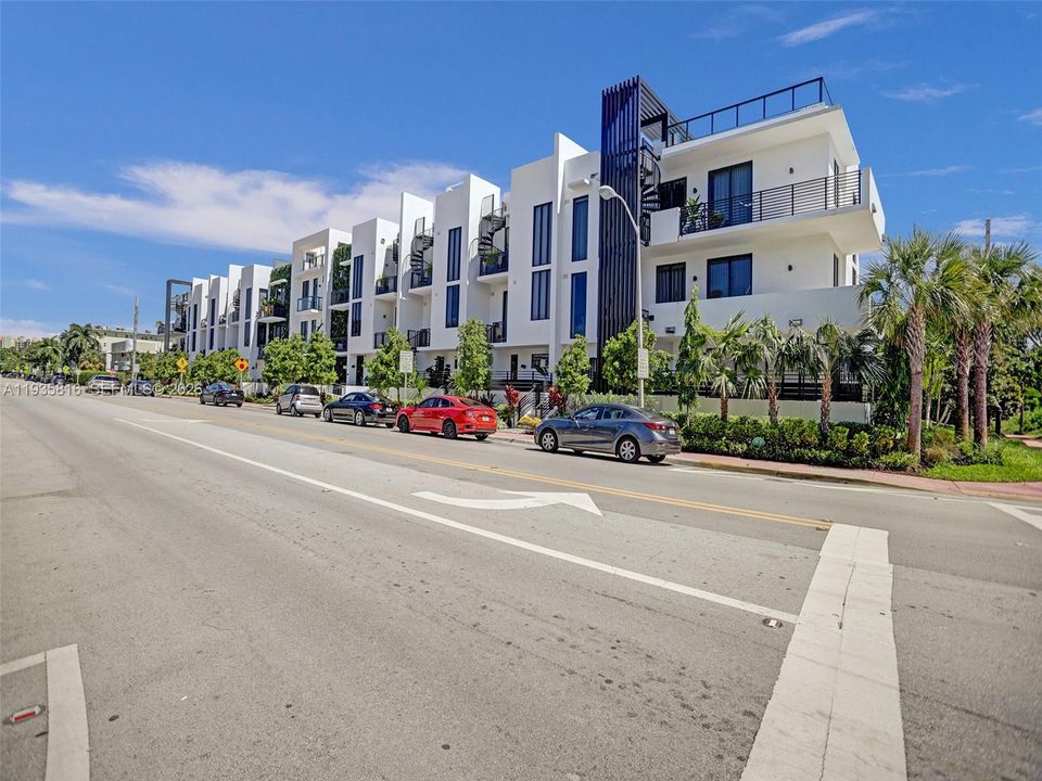 出租: $10,000 (2 贝兹, 2 浴室, 1101 平方英尺)