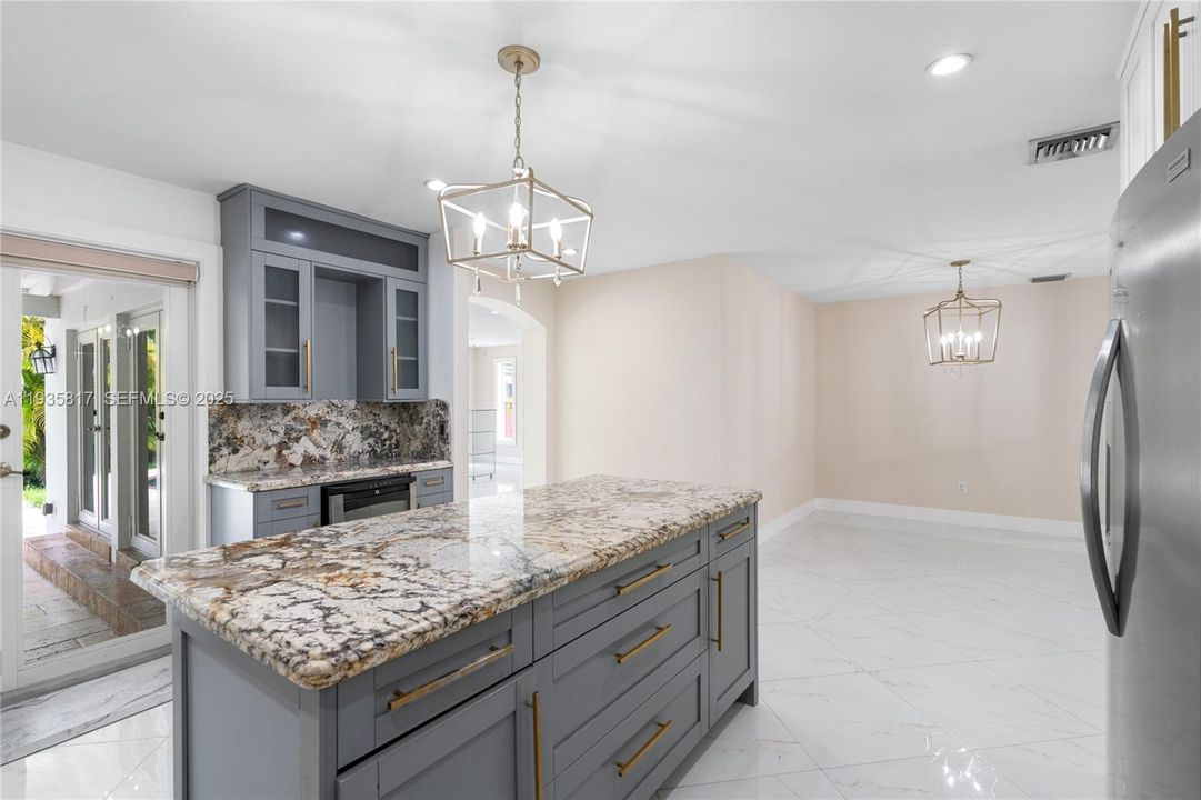 出租: $5,500 (4 贝兹, 3 浴室, 1796 平方英尺)